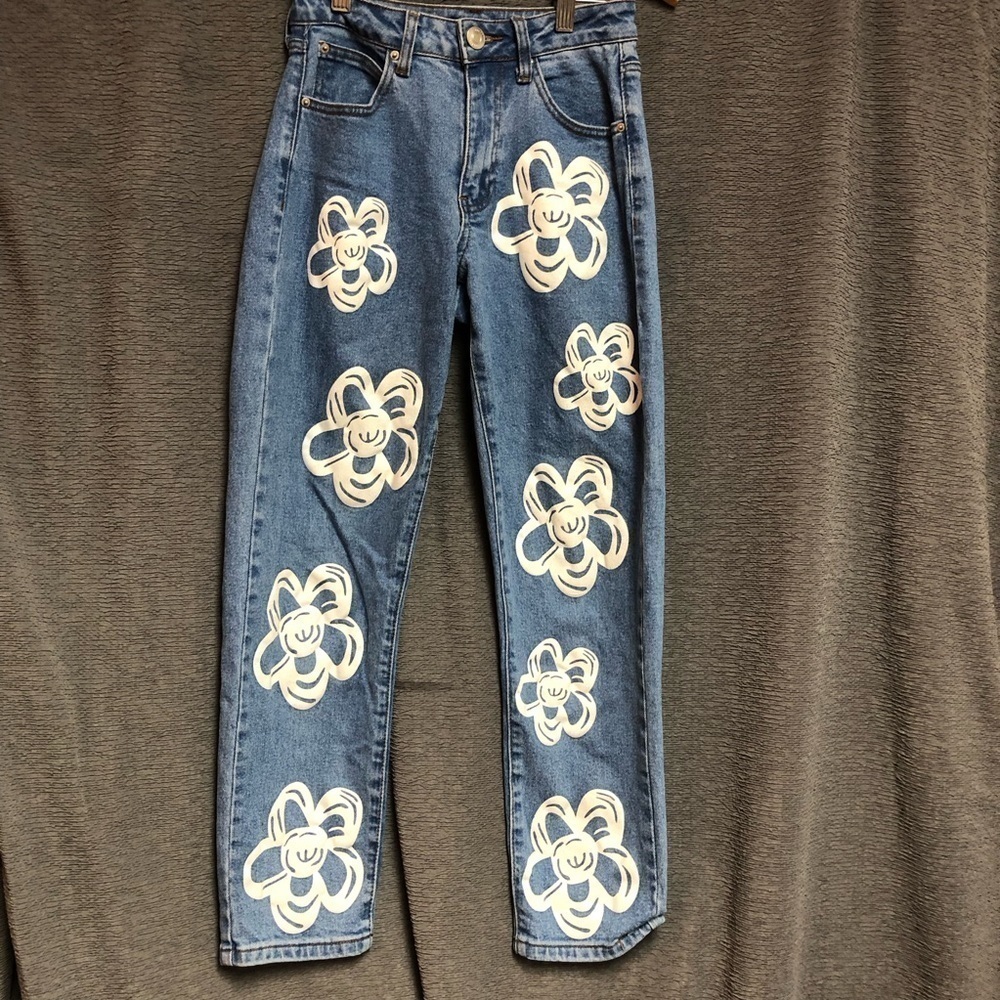 Rue21 size 0 blue jeans with large painted flowers on front
Waist12
Inseam 25.5